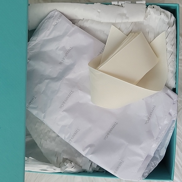 Tiffany and Co. Large box with paper and bow. - Picture 4 of 4